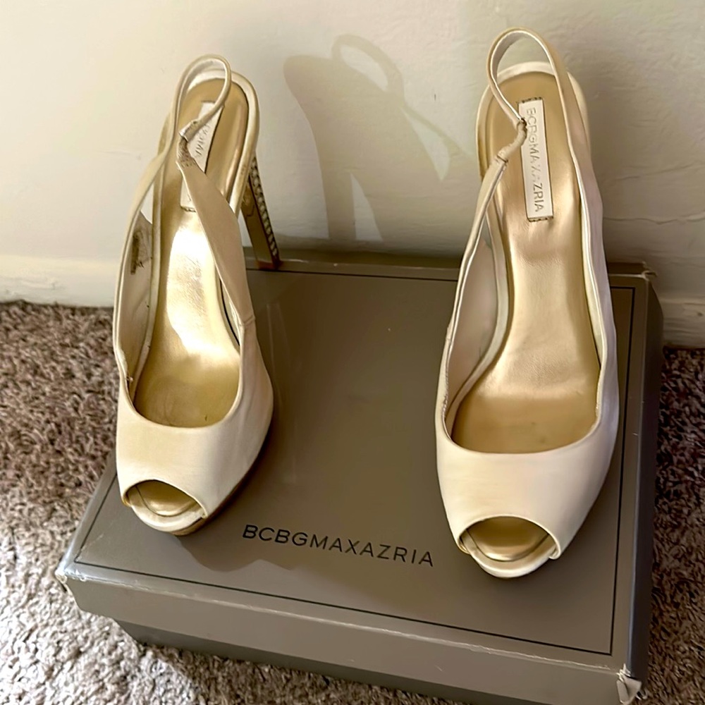 BCBG MAX AZRIA SATIN PUMP US 9